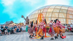 Du khách đến tham quan tại khu du lịch Sun World Bà Nà Hills 