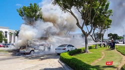 Lực lượng cảnh sát PCCC nỗ lực dập đám cháy (ảnh Thế Anh)