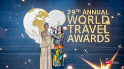 Bà Trương Thị Hồng Hạnh-Giám đốc Sở Du lịch Đà Nẵng (bìa phải), nhận cup danh hiệu “Điểm đến sự kiện và lễ hội hàng đầu châu Á 2022” từ ban tổ chức