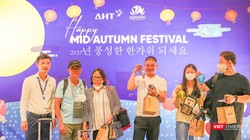 Đại diện AHT tặng quà trung thu cho du khách tại Nhà ga sân bay quốc tế Đà Nẵng trong khuôn khổ các hoạt động kỷ niệm 30 năm thiết lập quan hệ ngoại giao Việt Nam- Hàn Quốc