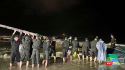 Lực lượng Công an Đà Nẵng xuyên đêm giúp dân đưa tàu thuyền lên bờ