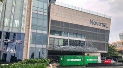 Khách sạn trên đường Bạch Đằng (Đà Nẵng) dùng container chằng chống cửa để ứng phó với bão Noru