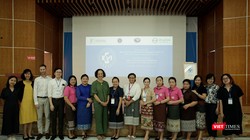 Đại diện Bộ Y tế Cam-pu-chia, Lào và Việt Nam chụp ảnh lưu niệm trong khuôn khổ chuyến tham quan mô hình Bệnh viện thực hành nuôi con bằng sữa mẹ xuất sắc tại Việt Nam.