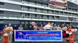Quang cảnh lễ đón đoàn du khách đến từ tàu La Lapérouse tại cảng Tiên Sa (Đà Nẵng)