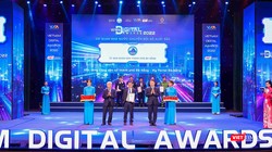 Đại diện TP Đà Nẵng nhận giải thưởng “Cơ quan Nhà nước chuyển đổi số xuất sắc” với nền tảng Công dân số Đà Nẵng.