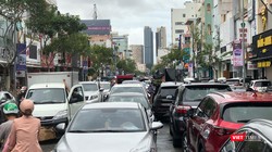 Xe ô tô bị ngập nước sau cơn mưa ngày 14/10 nằm la liệt trên đường Lê Duẫn (TP Đà Nẵng)