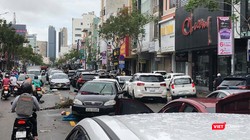 Xe ô tô bị ngập nước và chết máy nằm la liệt trên tuyến đường Lê Duẫn (Đà Nẵng) sau trận mưa lịch sử đêm 14/10