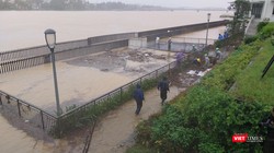 Cầu gỗ lim dọc sông Hương (T.T.Huế) vẫn ngập trong nước lụt