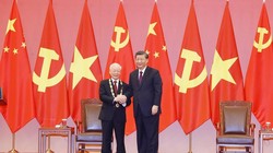 Tổng Bí thư, Chủ tịch Trung Quốc Tập Cận Bình trao Huân chương Hữu nghị tặng Tổng Bí thư Nguyễn Phú Trọng (ảnh TTXVN)