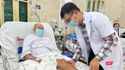 ThS.BS Đỗ Vũ Anh thăm khám cho bệnh nhân N.V.R sau phẫu thuật