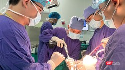 PGS.TS Nguyễn Mạnh Khánh - Phó Giám đốc Bệnh viện, Trưởng khoa Phẫu thuật Chi trên và Y học Thể thao Bệnh viện Hữu nghị Việt Đức - trực tiếp phẫu thuật thay toàn bộ khớp háng cho bệnh nhân người Pháp.