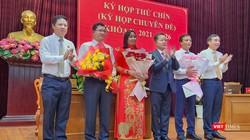 Ông Trần Phước Sơn, bà Nguyễn Thị Anh Thi và ông Phạm Nam Sơn được Bí thư Thành uỷ Đà Nẵng, Chủ tịch HĐND TP và Chủ tịch UBND TP tặng hoa chúc mừng