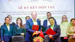 Đại diện Hiệp hội St. Bonifatius Hospitalgesellschaft Lingen e.V. (CHLB Đức) và ĐH Đông Á (Đà Nẵng) tại lễ ký kết