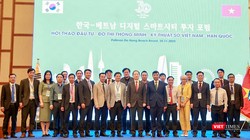 Các đại biểu chụp ảnh lưu niệm trong khuôn khổ hội thảo đầu tư đô thị thông minh-kỹ thuật số Việt Nam – Hàn Quốc diễn ra sáng nay (25/11)