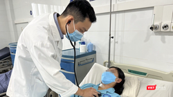 Bác sĩ thăm khám cho bệnh nhân sau phẫu thuật