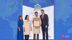 TS.BS Lê Đức Nhân - Giám đốc Bệnh viện Đà Nẵng nhận chứng nhận từ Giám đốc lĩnh vực tiêm truyền tĩnh mạch BD - Khu vực Đông Nam Á 