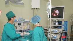 Ê-kíp phẫu thuật do bác sĩ BS.CKII Cung Đình Hoàn-Trưởng khoa Tai – Mũi – Họng, Bệnh viện đa khoa Đức Giang đang tiến hành phẫu thuật cho bệnh nhân.