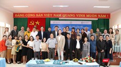 Đại diện các bên chụp ảnh lưu niệm nhân sự kiện Trung tâm Y tế huyện Cư M’gar nhận danh hiệu Bệnh viện Thực hành nuôi con bằng sữa mẹ xuất sắc