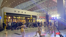 Biểu diễn nghệ thuật phục vụ du khách tại Nhà ga Quốc tế sân bay Đà Nẵng 