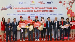 Đại diện Sở Du lịch TP Đà Nẵng, Cảng vụ hàng không miền Trung, Cảng hàng không quốc tế Đà Nẵng tặng quà cho hành khách may mắn tại buổi đón 2 chuyến bay quốc tế và nội địa đầu tiên của năm 2023 đến Đà Nẵng