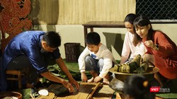 Gói bánh chưng, bánh tét tại không gian văn hoá "Chợ quê ngày Tết"