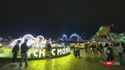 Người dân Đà Nẵng đổ về đường hoa Xuân, nô nức đón Giao thừa Tết Quý Mão 2023