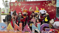 Du khách quốc tế đầu tiên xông đất Đà Nẵng trong Mùng 1 Tết Quý Mão 2023 chụp ảnh lưu niệm