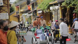 Du khách quốc tế tham quan phố cổ Hội An trong dịp Tết Quý Mão 2023