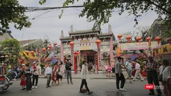 Du khách tham quan phố cổ Hội An trong ngày đầu năm mới Quý Mão 2023