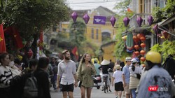 Du khách nước ngoài tham quan phố cổ Hội An