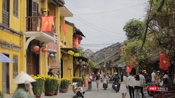 Du khách đổ về Hội An trong ngày đầu năm mới Quý Mão 2023