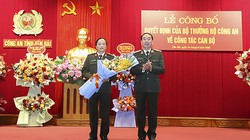 Thứ trưởng Trần Quốc Tỏ công bố quyết định điều động, bổ nhiệm chức vụ Chánh Văn phòng Bộ Công an cho Đại tá Đặng Hồng Đức. (Ảnh VGP/Phương Liên)