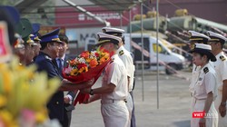Đại diện Bộ Tư lệnh Vùng Cảnh sát biển 2 tặng hoa cho Chỉ huy tàu tuần tra SETTSU nhân chuyến thăm Đà Nẵng