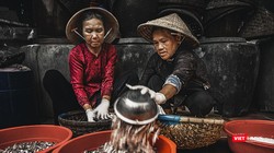 Nghệ nhân làng nghề nước mắm Nam Ô (Đà Nẵng) đong cá chuẩn bị cho mẻ mắm mới