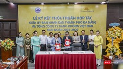 Bà Ngô Thị Kim Yến – Phó Chủ tịch UBND TP Đà Nẵng và ông Trịnh Ngọc Thành - Phó Tổng Giám đốc Vietnam Airlines tại lễ ký kết