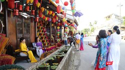 Làng hương Thủy Xuân (Huế) tấp nập du khách, người dân đến thăm thú, chụp ảnh, checkin 