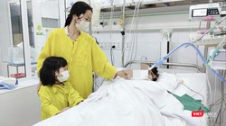 Mẹ và con gái của chị T. nghẹn ngào trong phút giây sắp phải chia xa