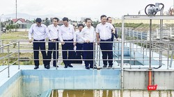 Bí thư Thành uỷ Đà Nẵng Nguyễn Văn Quảng (thứ 2 từ phải sang), cùng đoàn công tác kiểm tra tiến độ thi công nhà máy nước Hoà Liên