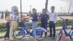 Du khách thích thú với dịch vụ xe đạp công cộng sử dụng bằng QRcode ở Đà Nẵng