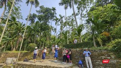 Làng cổ Lộc Yên (Tiên Phước, Quảng Nam) với đặc trưng là tường rào đá xếp lên đến trăm năm tuổi