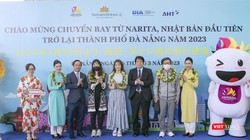 Tổng lãnh sự Nhật Bản tại Đà Nẵng và đại diện Sở Du lịch, Cảng vụ Hàng không miền Trung, Cảng Hàng không Quốc tế Đà Nẵng, Công ty CP đầu tư khai thác Nhà ga quốc tế Đà Nẵng tại lễ đón