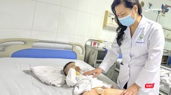 PGS.TS.BS Nguyễn Việt Hoa - Trưởng khoa Phẫu thuật Nhi và Trẻ sơ sinh, Bệnh viện Hữu nghị Việt Đức thăm khám cho bệnh nhân sau ca phẫu thuật (ảnh BVCC)