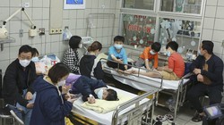 Bệnh nhi là học sinh lớp 2 Trường tiểu học Kim Giang nhập viện tại Bệnh viện Bạch Mai chiều ngày 28/3 với nghi vấn ngộ độc thực phẩm (ảnh BVCC)