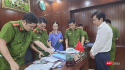  Công an TP Đà Nẵng khám xét nơi làm việc của ông Hồ Văn Khoa (người mặc áo trắng) tại UBND quận Cẩm Lệ. (Anh AB)