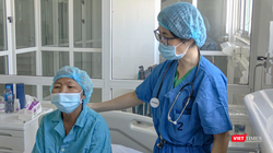 TS.BS Trần Thị Thanh Hương - Khoa Nội Thần kinh - Cơ xương khớp - Huyết học lâm sàng, Bệnh viện Đà Nẵng thăm khám cho bệnh nhân sau thời gian ghép tế bào gốc thành công