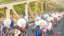 Diễu hành tôn vinh nghệ nhân, thợ thủ công và nghề thủ công truyền thống Việt Nam tại Festival Nghề truyền thống Huế. (Ảnh: Thượng An)