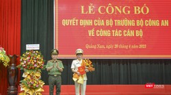 Thiếu tướng Nguyễn Đức Dũng - Giám đốc Công an tỉnh Quảng Nam - trao quyết định bổ nhiệm Phó Giám đốc Công an tỉnh Quảng Nam cho Thượng tá Võ Thị Trinh.