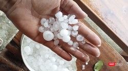 Hạt mưa đá được người dân gom lại (ảnh Ngok Linh)