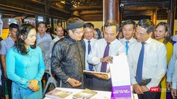 Phó Thủ tướng Chính phủ Trần Lưu Quang (người cầm sách) và Bộ trưởng Bộ TT&TT Nguyễn Mạnh Hùng (bên trái Phó Thủ tướng) tham quan triển lãm sách tại lễ khai mạc Ngày Sách và Văn hóa đọc Việt Nam lần thứ hai.