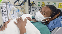 Chị Lydia Nanja N và bé L.W.D được áp dụng phương pháp ấp con kangaroo. (ảnh BVCC)